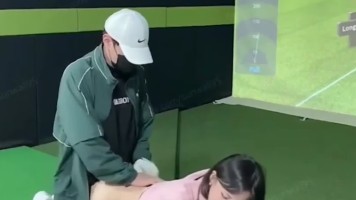 Cewe Main Golf Virtual Dientot Pelatih